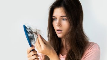 Caduta dei capelli autunnale: cause, sintomi e rimedi