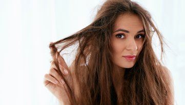 Ripristina la vitalità dei tuoi capelli secchi dopo l'estate