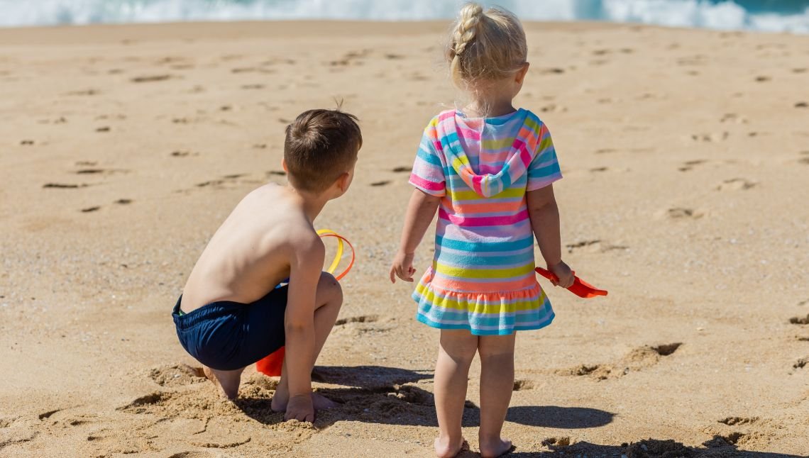 Bimbi e neonati al mare: istruzioni per l'uso